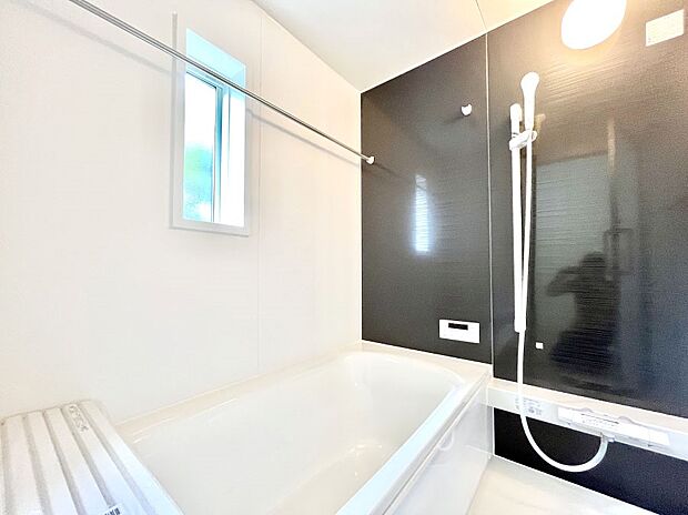 【浴室】～Bath Room～　落ち着いた雰囲気の浴室で明日に向けてリフレッシュ。浴室乾燥機能も付いているので隣の洗濯機置き場で洗い上がった洗濯物を、雨の日も天気を気にせず乾燥させることも可能です。