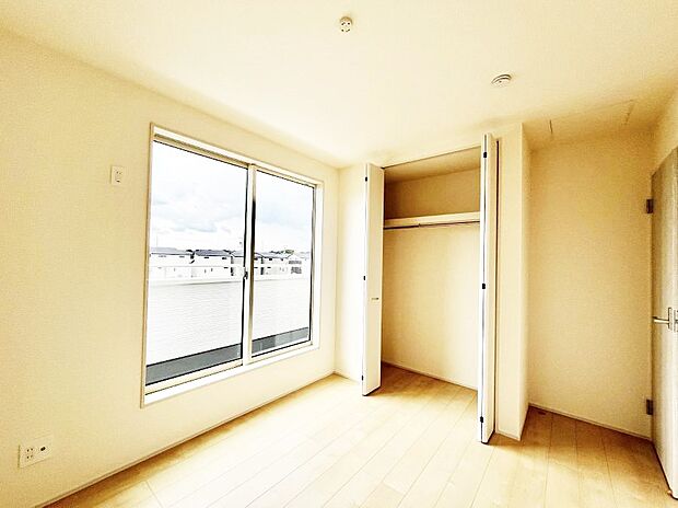 【寝室】◆３号棟◆～Bed Room～ 全居室には収納クローゼットを完備！普段使いのお洋服や小物はもちろん、季節物のお洋服などもしっかりと整理整頓おしまい頂けます。 居室空間を広く使用できますね。