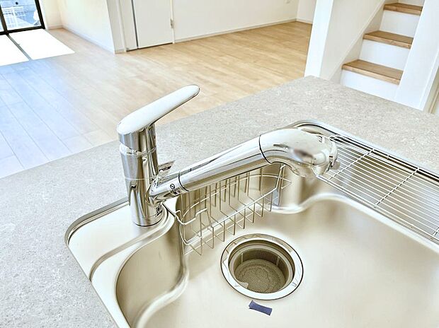 【その他設備(浄水器)】いつでも清潔なおいしいお水を。一つの水栓で水道水と浄水を使い分け。