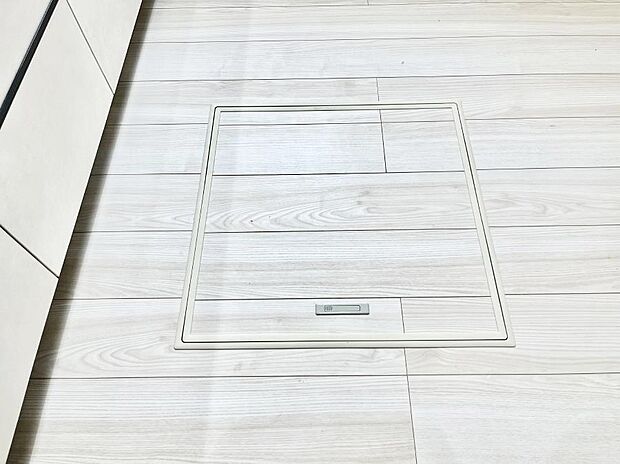 【その他設備(床下収納)】床下収納付き!日用品・非常用品の収納にも大活躍。