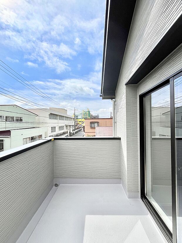 【バルコニー】~Balcony~ バルコニーは温かい陽がさしこみ、お布団や洗濯物を気持ちよく干すことができます。 使いやすく開放的なバルコニーです♪陽ざしがたっぷり降り注ぐ、バルコニー付き住まい。