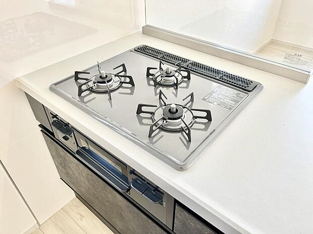 【その他設備(3口コンロ)】◆1号棟◆三口ガスコンロでお料理が一気にはかどりそう