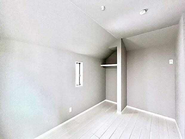 【寝室】~Bed Room~ 木の温もりがやさしいフローリングは安らぎをもたらすプライベート空間。明るめのフローリングですので、壁紙ともマッチし、お部屋を更に広く見せてくれる効果も。