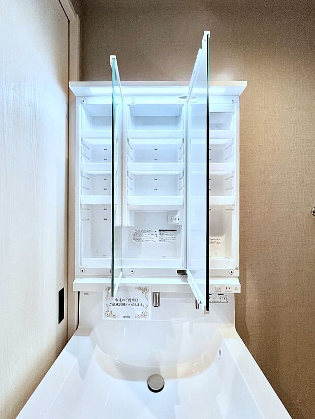 【その他設備(三面鏡裏収納)】三面鏡の裏に、化粧品や衛生用品などを収納可能。洗面台をすっきりと保ちます!