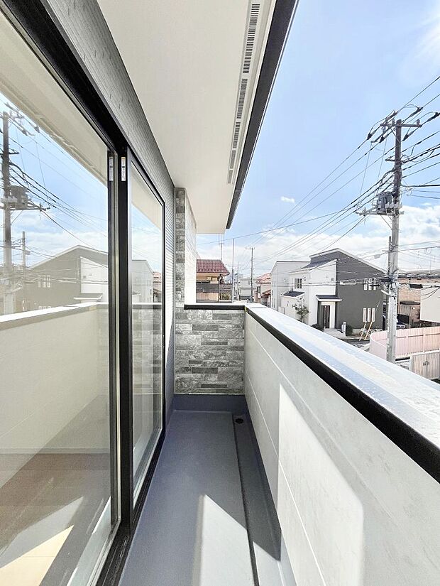 【バルコニー】◆2号棟◆~Balcony~ バルコニーは温かい陽がさしこみ、お布団や洗濯物を気持ちよく干すことができます。使いやすく開放的なバルコニーです♪陽ざしがたっぷり降り注ぐ、バルコニー付き住まい。