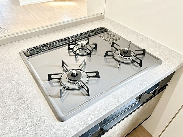 【その他設備(三ツ口コンロ)】三口ガスコンロでお料理が一気にはかどりそう  