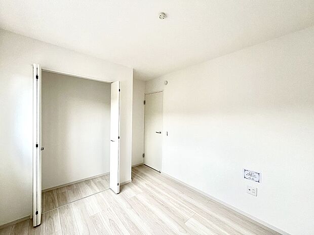【寝室】~Bed Room~ 全居室には収納クローゼットを完備!普段使いのお洋服や小物はもちろん、季節物のお洋服などもしっかりと整理整頓おしまい頂けます。 居室空間を広く使用できますね。