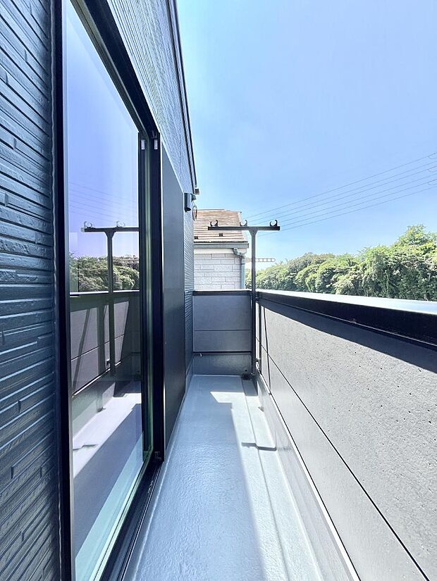 【バルコニー】~Balcony~ 大きな空に囲まれた気持ちのいい家。 バルコニーを覗くだけで圧倒的な開放感に包まれます。 バルコニーは陽がさしこみお布団や洗濯物を気持ちよく干すことができます。