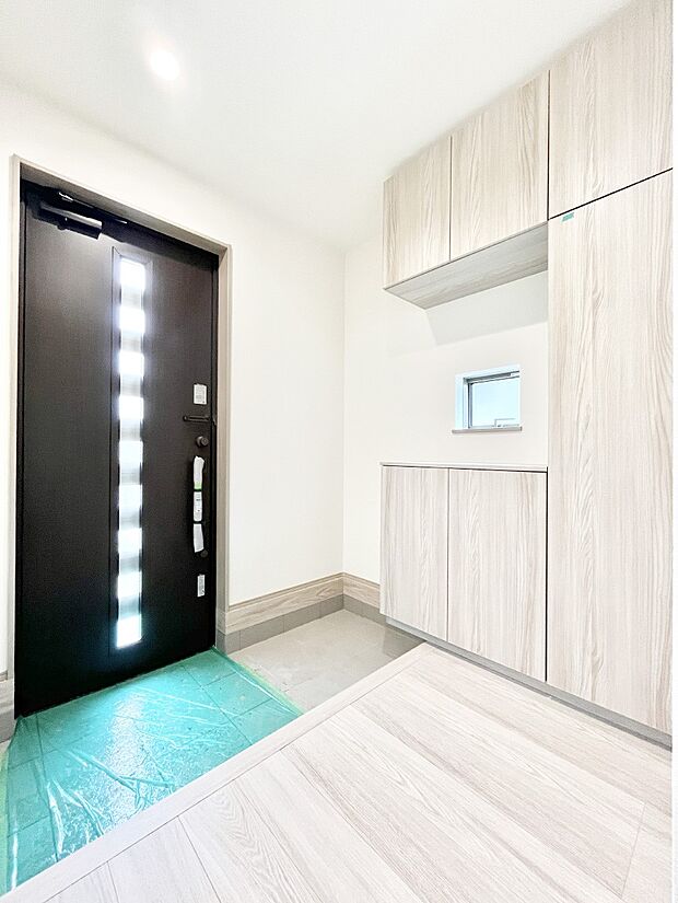 【玄関】◆B号棟◆~Entrance~ 家の中でお客様を迎える最初の場所である玄関は、家の印象そのものです!豊富な玄関収納で、常に綺麗に保つことが出来ます♪玄関にはたっぷり収納の下駄箱を完備!