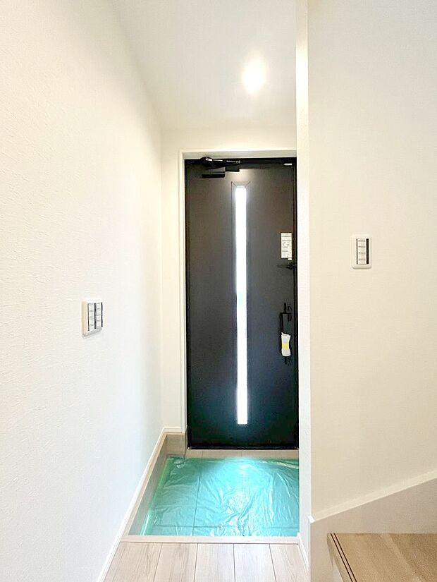 【玄関】~Entrance~ 玄関は家の顔といわれますが我が家のセンスをさりげなく感じさせる魅力ある玄関造りも楽しみの一つ。帰宅する度に家族がほっとできる心地よい空間造りも大切ですね♪