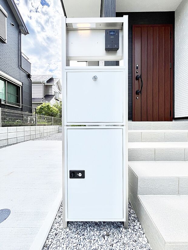 【その他現地】表札・インターホン・ポスト・宅配BOXをひとつに集約。エントランスになじむシンプルデザイン。