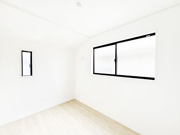 【寝室】~Bed Room~ 部屋数が多いのが戸建てのメリットです。ご家族が増えたことで手狭に感じていた住まいも戸建てでは各居室プライバシーを保つことができます。住まいにゆとりが生まれ心もリラックスできます♪