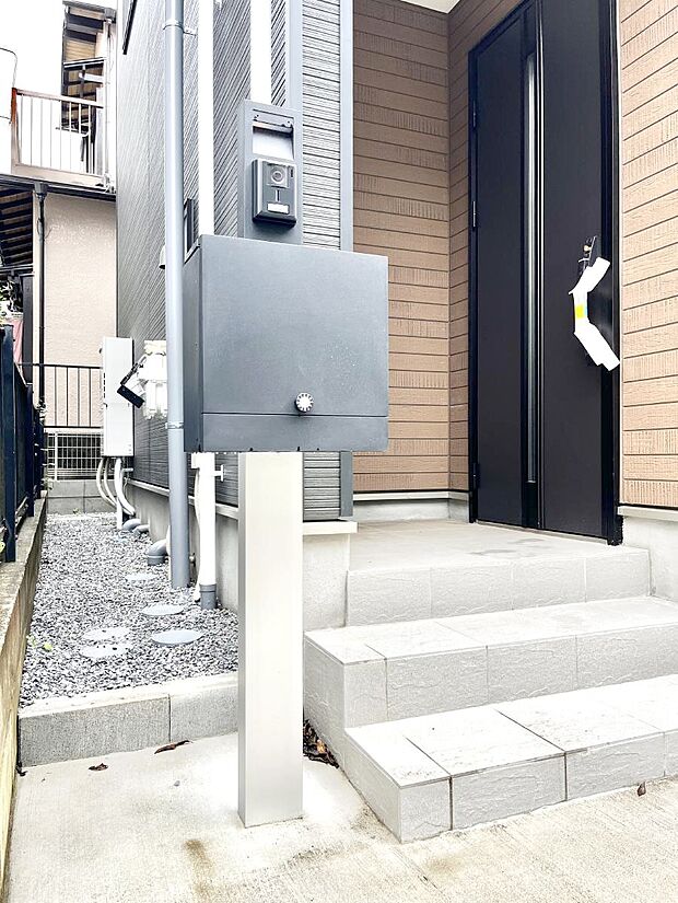 【その他現地】シンプルデザインのポスト。