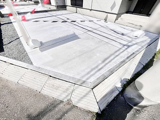 【駐車場】~Parking~ 嬉しいコンクリート仕上げのカースペース。雨の日も足元を気にせず外出できます。空いたスペースには、花や緑で彩るガーデニングもオススメです。