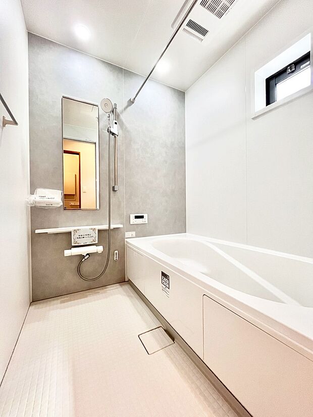 【浴室】~Bath Room~ ゆったりと足を伸ばして入浴することが可能!一日の疲れを癒す貴重なバスタイムです。お子様とご一緒でも十分な広さなので、リビングとは違った家族団欒のひと時をお楽しみいただけます。