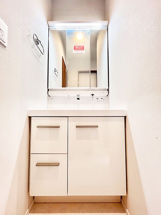 【洗面台・洗面所】~Dressing Room~ 清潔感溢れる色合いで統一されていると、スッキリと整った印象をうけます。 鏡の裏にはたっぷりと収納スペースを標準装備! 水廻りは、シンプルかつ機能性を重視して。