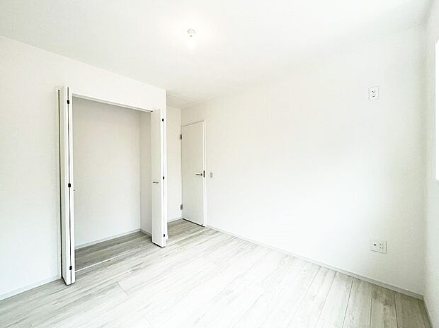 【寝室】~Bed Room~ 部屋数が多いのが戸建てのメリットです。ご家族が増えたことで手狭に感じていた住まいも戸建てでは各居室プライバシーを保つことができます。住まいにゆとりが生まれ心もリラックスできます♪