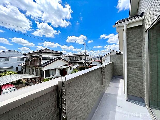 【バルコニー】~Balcony~ 南向きのバルコニーの前には雲以外に太陽を遮るものがありません。お洗濯物も乾きやすく、何より明るく気持ちのいい光が入ってきます。使いやすく開放的なバルコニーです♪