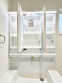 その他設備(三面鏡裏収納)