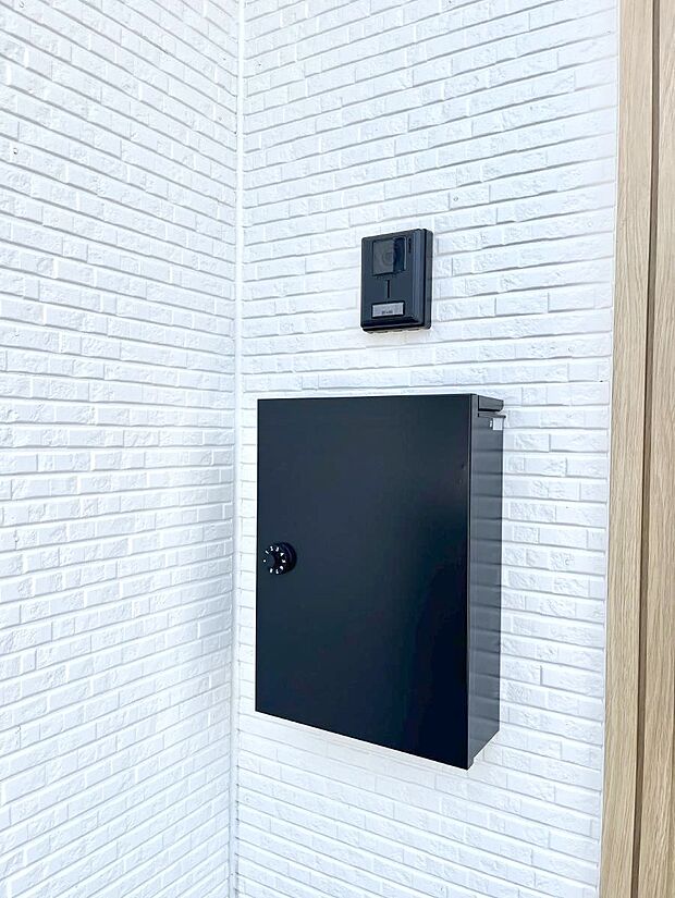 【その他現地】シンプルデザインのポスト。
