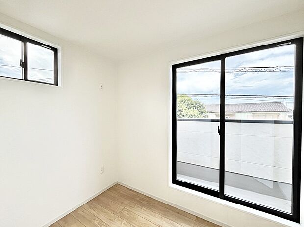 【寝室】~Bed Room~ 部屋数が多いのが戸建てのメリットです。ご家族が増えたことで手狭に感じていた住まいも戸建てでは各居室プライバシーを保つことができます。住まいにゆとりが生まれ心もリラックスできます♪