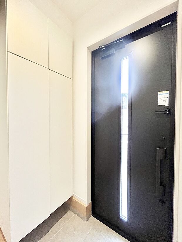 【玄関】~Entrance~ 家の中でお客様を迎える最初の場所である玄関は、家の印象そのものです!豊富な玄関収納で、常に綺麗に保つことが出来ます♪玄関にはたっぷり収納の下駄箱を完備!