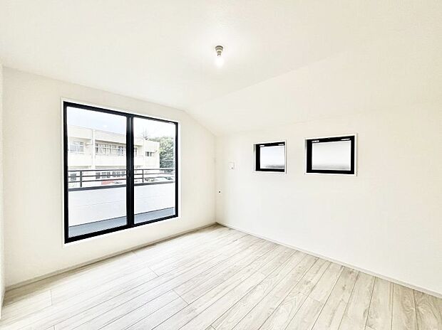 【寝室】~Bed Room~ 部屋数が多いのが戸建てのメリットです。ご家族が増えたことで手狭に感じていた住まいも戸建てでは各居室プライバシーを保つことができます。住まいにゆとりが生まれ心もリラックスできます♪