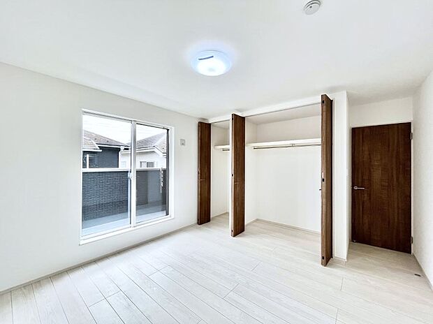 【寝室】～Bed Room～　「今日も一日お疲れ様」とご夫婦でゆったりくつろげる寝室。毎日の家事やお仕事に疲れた日はフカフカのベットで癒されてください。テレビや本棚をおいても快適な広さが自慢♪
