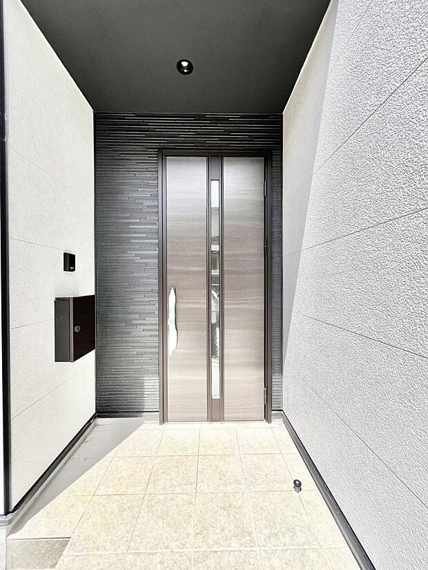 【玄関】～Entrance～　玄関は、お客さんをお迎えする場であり、家族が出入りする場でもあるので「おうちの顔」とも呼ばれる重要な場所！すっきりと明るく、いつでもお客様をお出迎えできるような設計をしました！