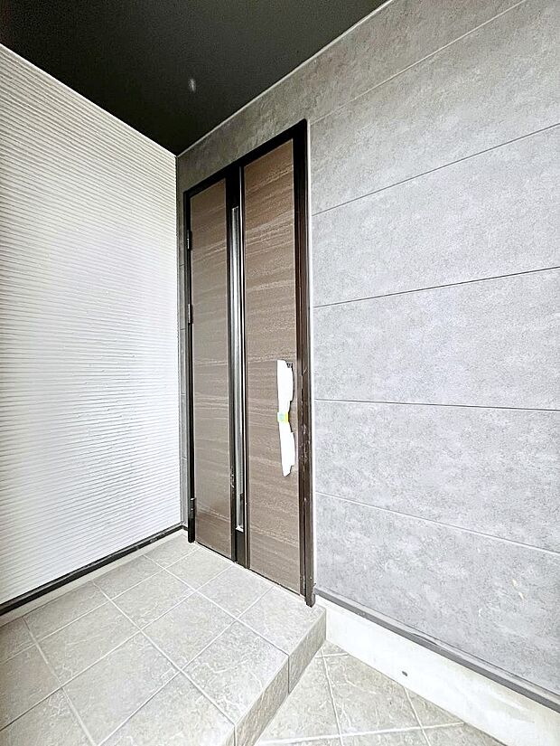 【玄関】~Entrance~ 玄関は、お客さんをお迎えする場であり、家族が出入りする場でもあるので「おうちの顔」とも呼ばれる重要な場所!すっきりと明るく、いつでもお客様をお出迎えできるような設計をしました!