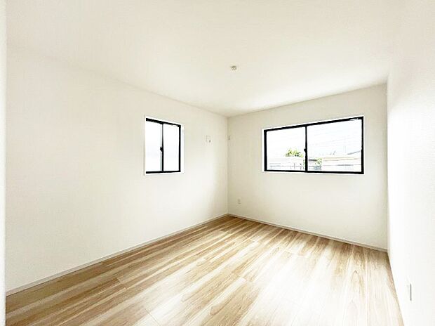 【寝室】~Bed Room~ 部屋数が多いのが戸建てのメリットです。ご家族が増えたことで手狭に感じていた住まいも戸建てでは各居室プライバシーを保つことができます。住まいにゆとりが生まれ心もリラックスできます♪
