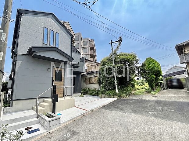 【前面道路含む現地写真】~Exterior~ 前面道路: 南東 4.54m 私道 前面道路は閑静な住宅地をはしる車通りの少ない道路。駐車の出し入れもらくらくです!ご不明点・現地見学のご希望は、お気軽にお問い合わせください!