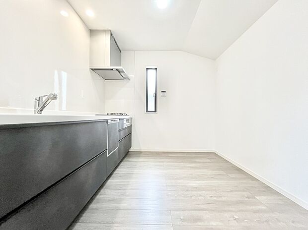 【ダイニングキッチン】~Kitchen~ 自然光が入る窓のあるキッチン☆毎日使う場所だからこそ、使い勝手を考慮しました。ゆったりとしたキッチンコーナーは質感豊かな仕上がりとなっております。