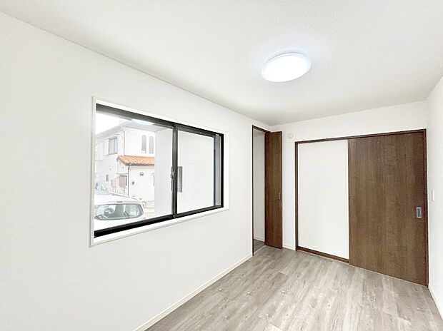 【寝室】~Bed Room~ 部屋数が多いのが戸建てのメリットです。ご家族が増えたことで手狭に感じていた住まいも戸建てでは各居室プライバシーを保つことができます。住まいにゆとりが生まれ心もリラックスできます♪
