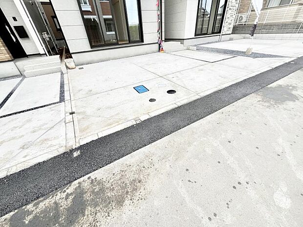 【駐車場】◆2号棟◆~Parking~ 駐車場2台置けます!(車種による)自転車置き場や物置場として、お子様の遊ぶスペースとして、ゆとりある敷地だからこそ可能な多用途にご利用いただけるスペースです。
