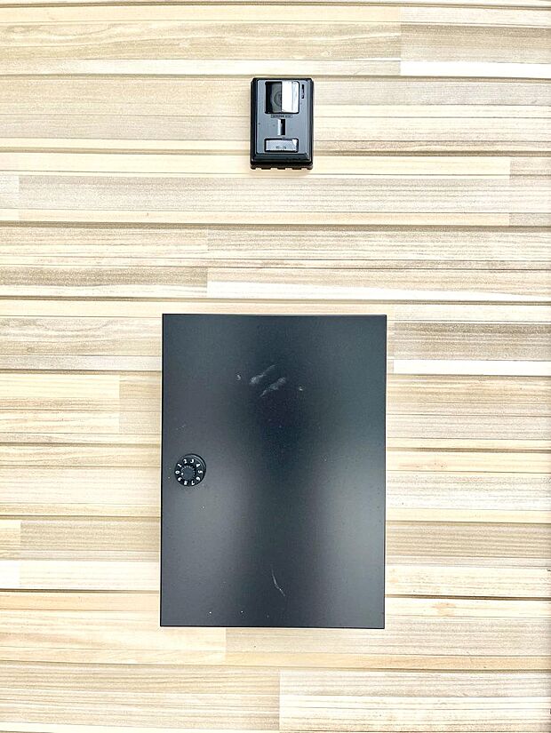 【その他現地】シンプルデザインのポスト。