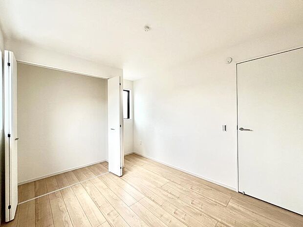 【寝室】◆１号棟◆～Bed Room～　マンションと違い部屋数が多いのが戸建てのメリットです。ご家族が増えたことで手狭に感じていた住まいも戸建てでは各居室プライバシーを保つことができます。