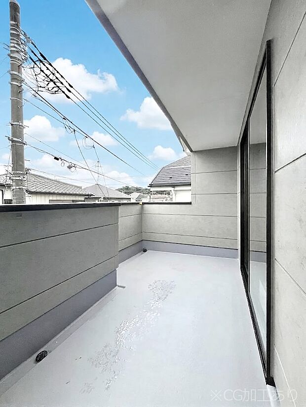 【バルコニー】◆１号棟◆～Balcony～ バルコニーは温かい陽がさしこみ、お布団や洗濯物を気持ちよく干すことができます。使いやすく開放的なバルコニーです♪陽ざしがたっぷり降り注ぐ、バルコニー付き住まい。 