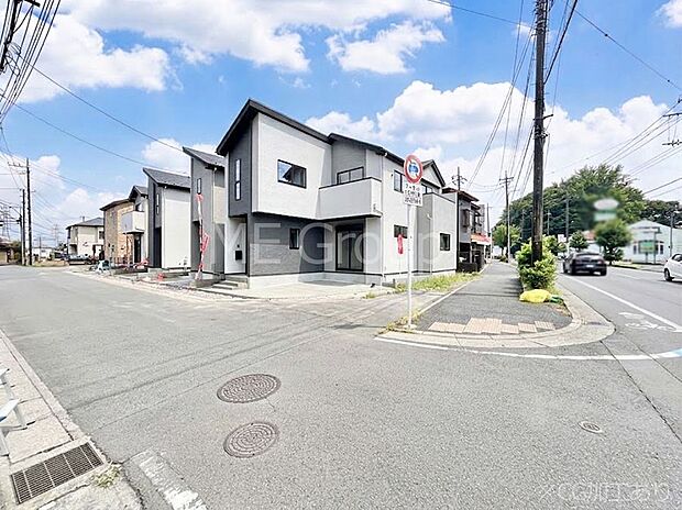 【前面道路含む現地写真】~Exterior~ 前面道路:西 15.9m 公道、北 6.2m 公道 住宅地になっているので車量も少なく、静かな立地です。子育て環境も良好です♪♪周辺環境もあわせてご案内させて頂きます。