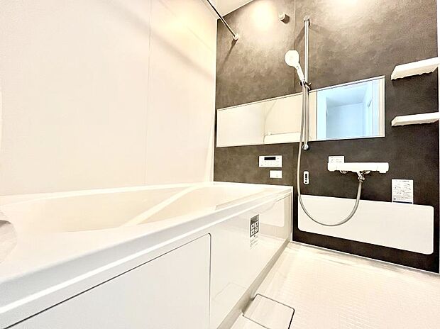 【浴室】◆1号棟◆~Bath Room~ 足を伸ばして入浴することが可能!一日の疲れを癒す貴重なバスタイムです。お子様とご一緒でも十分な広さなので、リビングとは違った家族団欒のひと時をお楽しみいただけます。