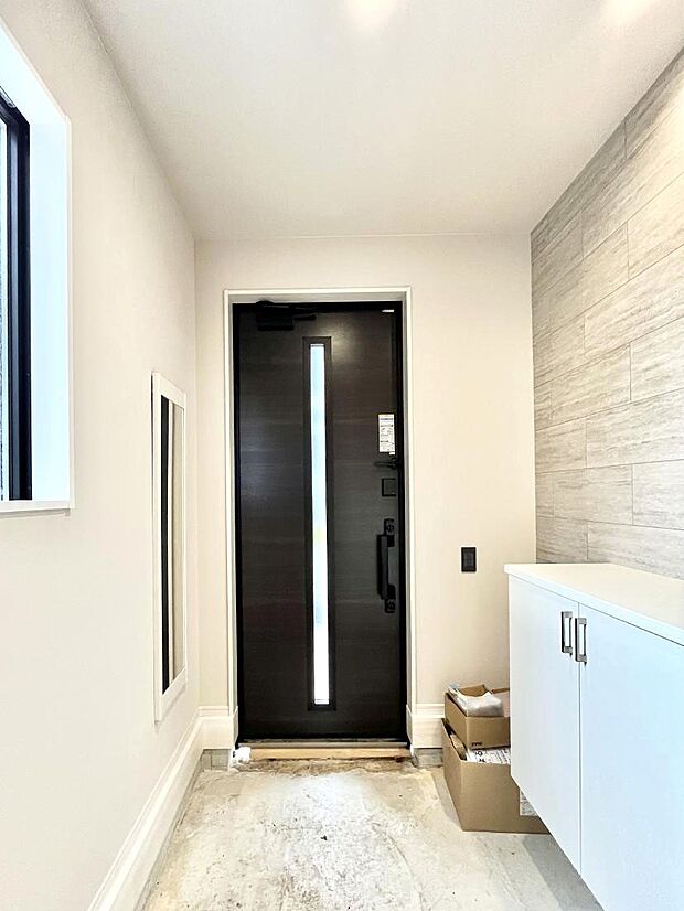 【玄関】◆1号棟◆~Entrance~ 家の中でお客様を迎える最初の場所である玄関は、家の印象そのものです!豊富な玄関収納で、常に綺麗に保つことが出来ます♪玄関にはたっぷり収納の下駄箱を完備!