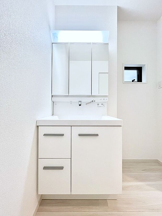 【洗面台・洗面所】～Dressing Room～　暗くなりがちな洗面所も窓があると採光と換気が可能なので気持ちよくお使い頂けます。三面鏡タイプの洗面台は鏡裏収納で散らかりがちな洗面所もスッキリ♪