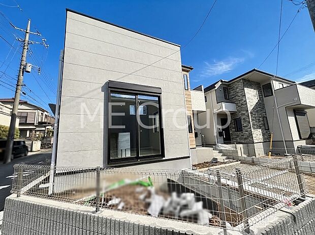 【現地外観写真】◆1号棟◆シンプルで落ち着きのある建物は住むかたの個性でオリジナルなものになっていきます。