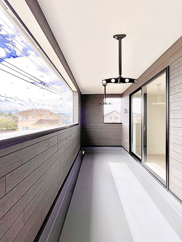 【バルコニー】◆1号棟◆~Balcony~ 大きな空に囲まれた気持ちのいい家。 バルコニーを覗くだけで圧倒的な開放感に包まれます。 バルコニーは陽がさしこみお布団や洗濯物を気持ちよく干すことができます。