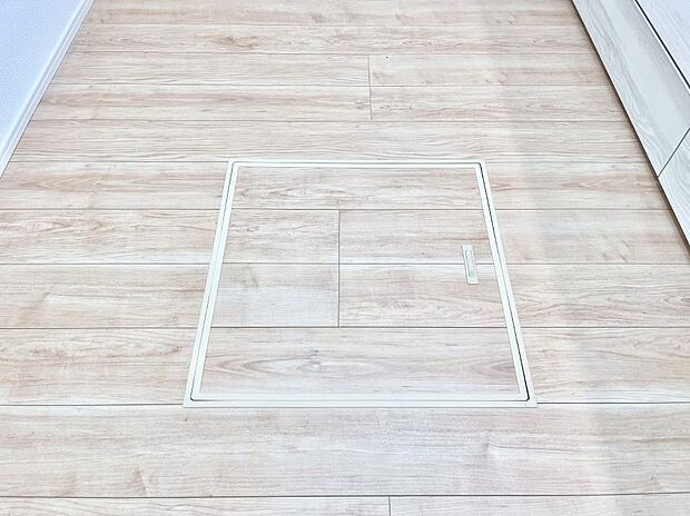【その他設備(床下収納)】床下収納付き！日用品・非常用品の収納にも大活躍。