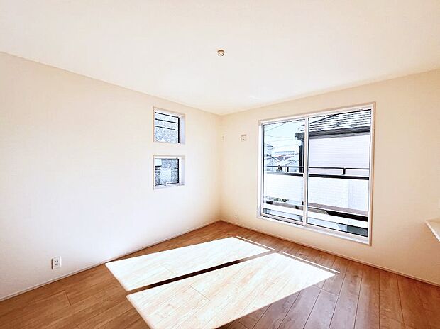 【寝室】~Bed Room~ 2面採光を確保した明るい室内は、風通しも良く、大変居心地の良い空間となっております。爽やかな風を感じて起きる朝は、快適生活の始まりに!日当たりや通風がとても良い住まい♪