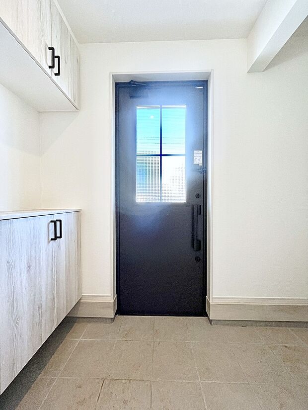 【玄関】~Entrance~ 家の中でお客様を迎える最初の場所である玄関は、家の印象そのものです!豊富な玄関収納で、常に綺麗に保つことが出来ます♪玄関にはたっぷり収納の下駄箱を完備!