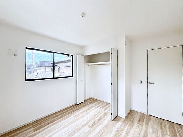 【寝室】～Bed Room～ 全居室には収納クローゼットを完備！普段使いのお洋服や小物はもちろん、季節物のお洋服などもしっかりと整理整頓おしまい頂けます。 居室空間を広く使用できますね。