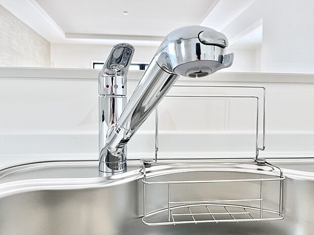 【その他設備(浄水器)】いつでも清潔なおいしいお水を。一つの水栓で水道水と浄水を使い分け。