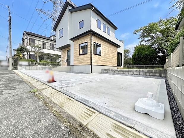 【駐車場】~Parking~ 駐車場2台置けます!(車種による)自転車置き場や物置場として、お子様の遊ぶスペースとして、ゆとりある敷地だからこそ可能な多用途にご利用いただけるスペースです。